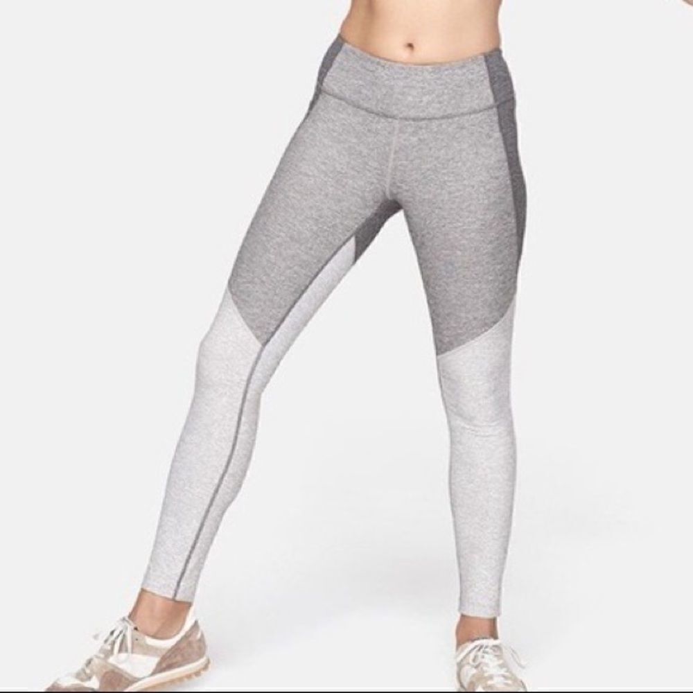 Outdoor Voices Gray and White Striped “Warm up” Leggings Size Medium